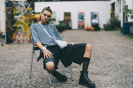 Constantin Flux Fotografie Niederrhein Fashionphotography Modefotografie Geldern Nana Chuto Unbound Luis sitzend